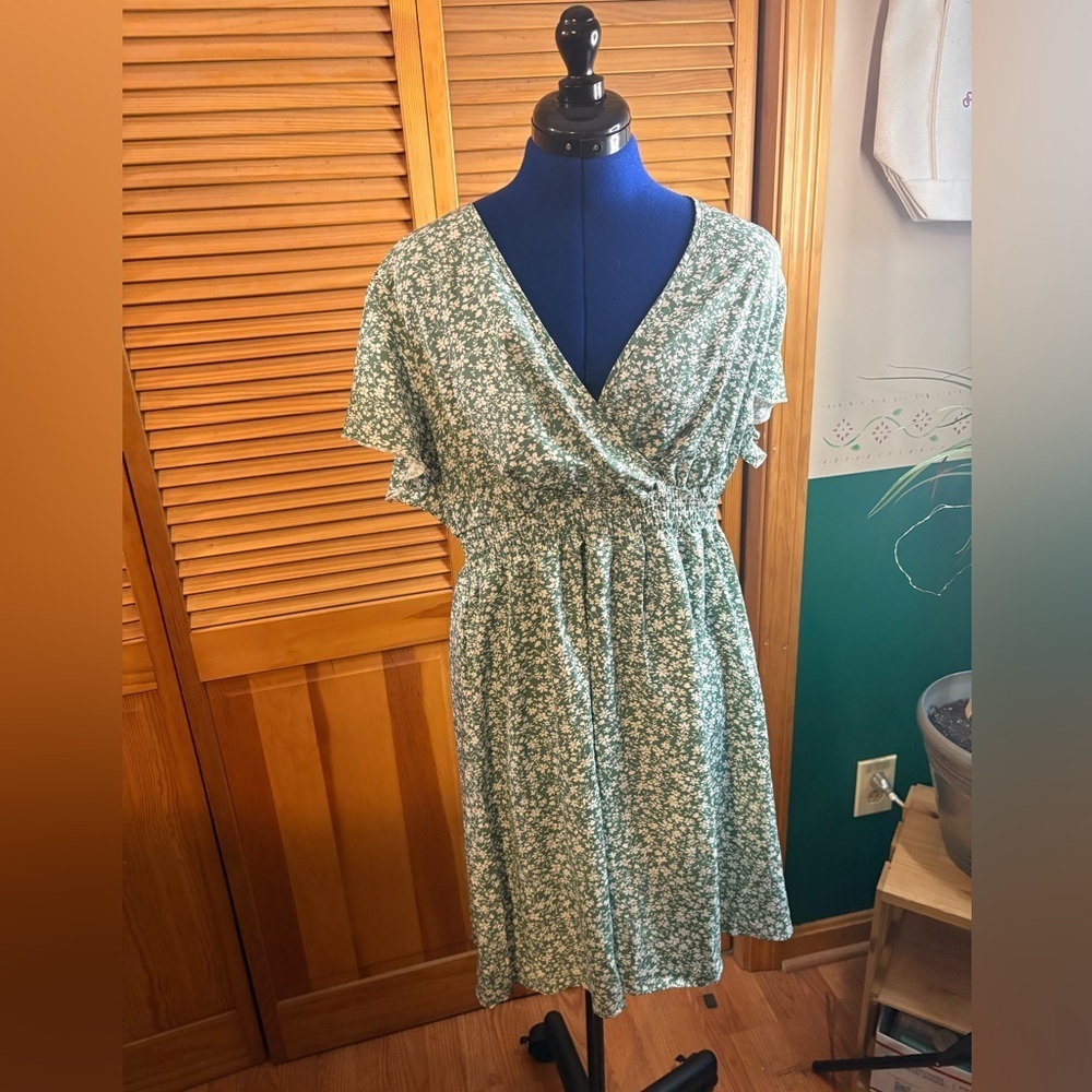 Chic Floral Midi Dress in Green